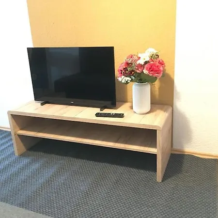 Nette Gute Austattung Parkplatz Terrasse